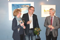 Dr Bernd Kuntze, Hanka u Frank Koebsch bei der Eröffnung ihrer Ausstellung im Haus des Gastes Graal Müritz (c) Andrea Conteduca